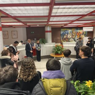 Gli studenti bellunesi in visita alla sede di CORTINABANCA, grazie al progetto “EduCASHon”.