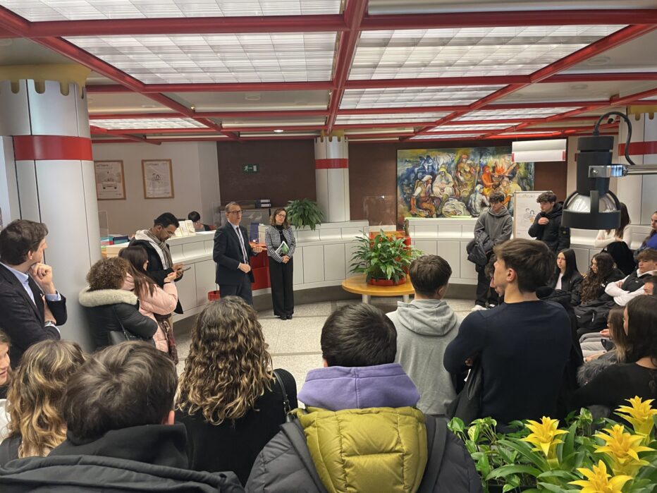 Gli studenti bellunesi in visita alla sede di CORTINABANCA, grazie al progetto “EduCASHon”.