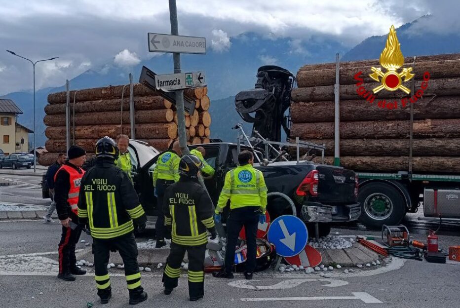CALALZO DI CADORE. INCIDENTE SULLA SS 51 BIS: DUE FERITI, UNO IN CODICE ROSSO