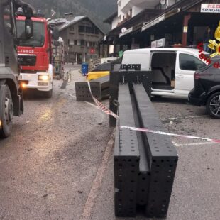 SAN VITO DI CADORE. CAMION PERDE DUE PUTRELLE DI FERRO LUNGO SS 51