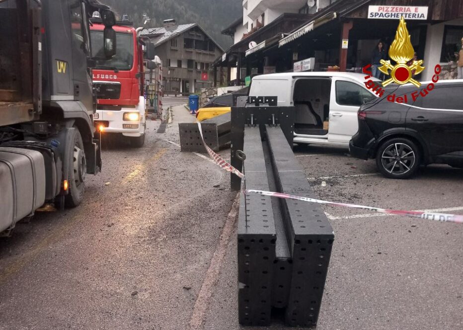 SAN VITO DI CADORE. CAMION PERDE DUE PUTRELLE DI FERRO LUNGO SS 51