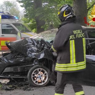 FELTRE. AUTO CONTRO UN PLATANO: FERITO IL CONDUCENTE