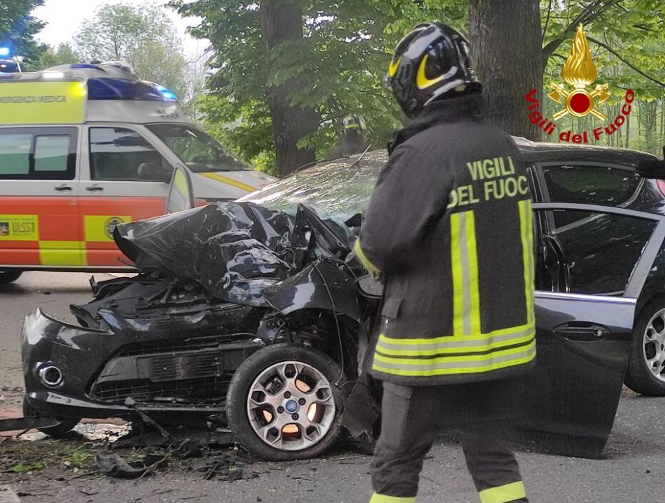 FELTRE. AUTO CONTRO UN PLATANO: FERITO IL CONDUCENTE
