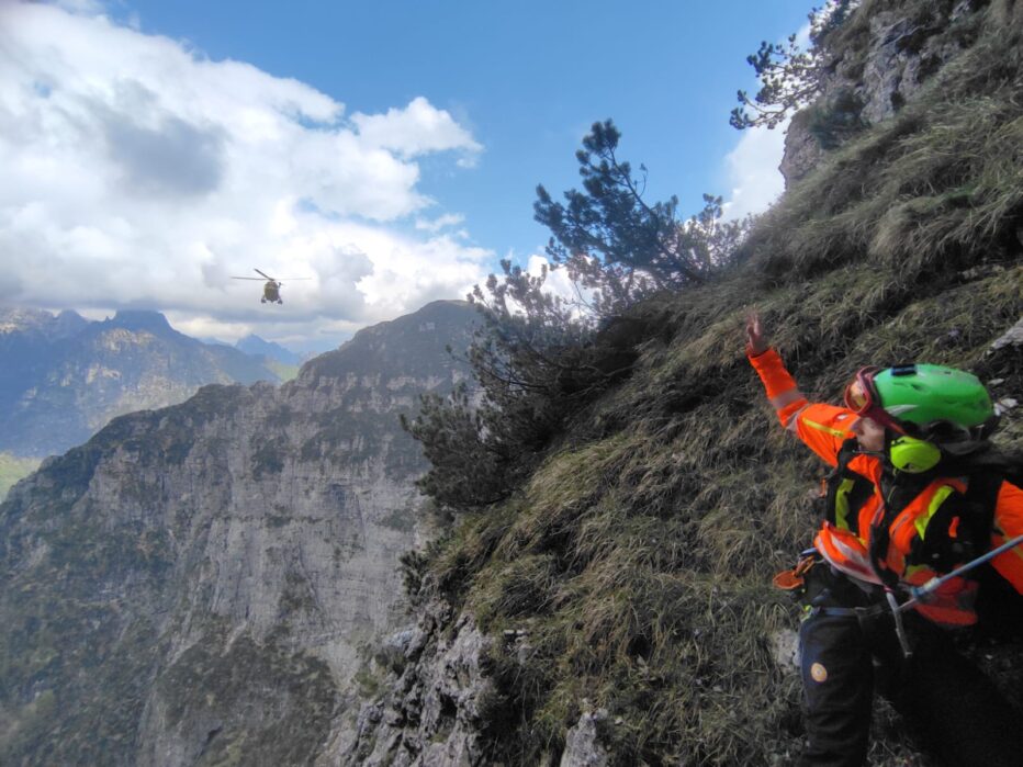 Precipita in un canale e perde la vita in Valle del Mis e Malore al Rifugio Antelao