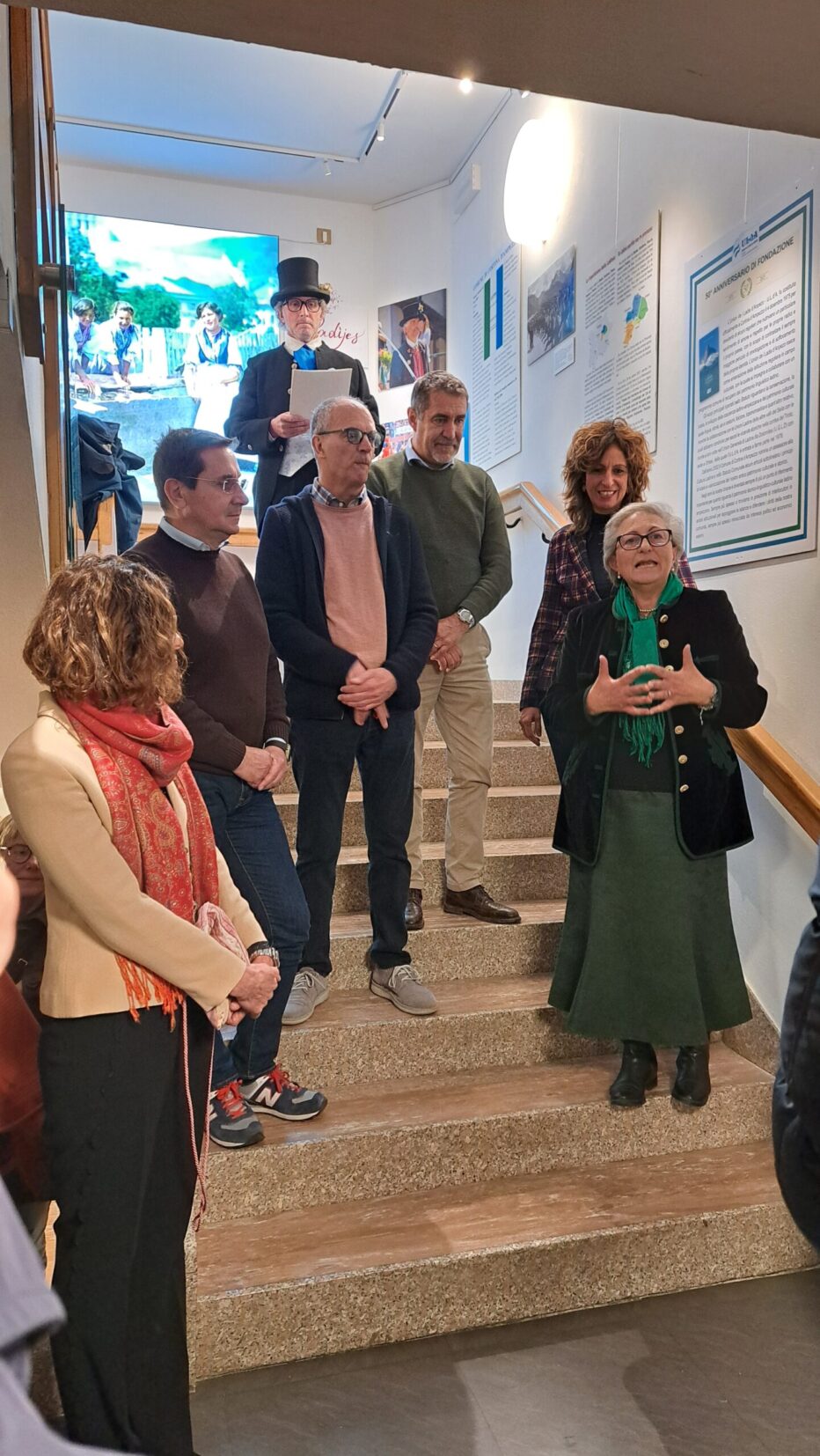 IN COOPERATIVA E’ VISITABILE FINO A LUGLIO LA MOSTRA “RADIJES E IDENTITAS – Radici e identità”