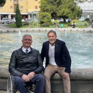 POSATA LA TARGA ALLA FONTANA DI PIAZZA DEI MARTIRI, RIQUALIFICATA GRAZIE A CORTINABANCA