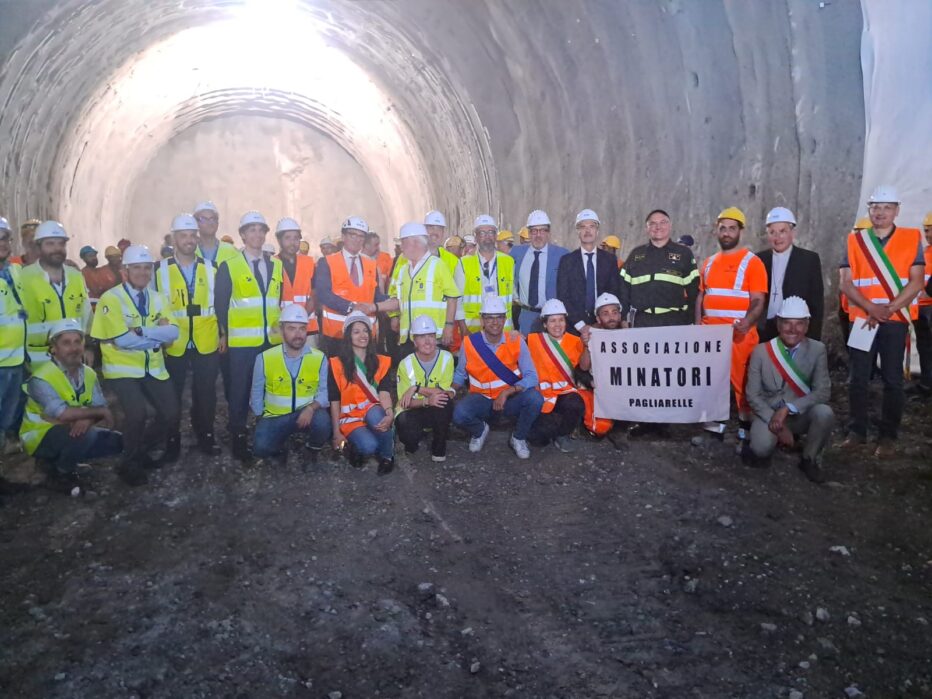 ABBATTUTO L’ULTIMO DIAFRAMMA DELLA GALLERIA SUL CANTIERE DI VALLE DI CADORE E TAI DI CADORE LUNGO LA SS 51 “DI ALEMAGNA”