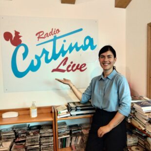 AL VIA LA STAGIONE ESTIVA A CORTINA: PRENOTAZIONI SU DEL 30%. ASCOLTA L’INTERVISTA CON LA VICE PRESIDENTE DELL’ASSOCIAZIONE ALBERGATORI CORTINA CARLA MEDRI.