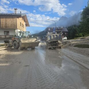 MALTEMPO VENETO, ANAS: PERSONALE E MEZZI AL LAVORO PER LA RIMOZIONE E PULIZIA DEL PIANO VIABILE DELLA SS 51 “ALEMAGNA” A BORCA DI CADORE (BL)
