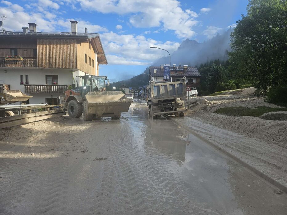 MALTEMPO VENETO, ANAS: PERSONALE E MEZZI AL LAVORO PER LA RIMOZIONE E PULIZIA DEL PIANO VIABILE DELLA SS 51 “ALEMAGNA” A BORCA DI CADORE (BL)
