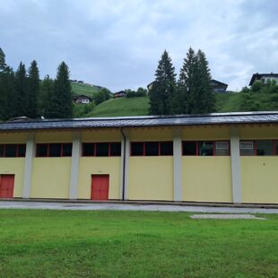 A SAN NICOLÒ DI COMELICO L’INAUGURAZIONE DELLA NUOVA PALESTRA. ALLA PRESENZA DI ALBERTO TOMBA