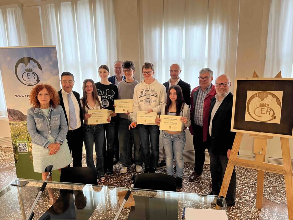 Premiati gli studenti del liceo Artistico di Cortina d’Ampezzo che hanno realizzato il logo della CER Dolomiti