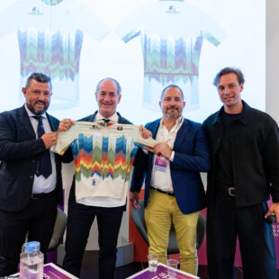 THE GREAT RIDE MILANO – CORTINA PARTE DAL VENETO: CONSEGNATA AL PRESIDENTE ZAIA LA PRIMA MAGLIA UFFICIALE
