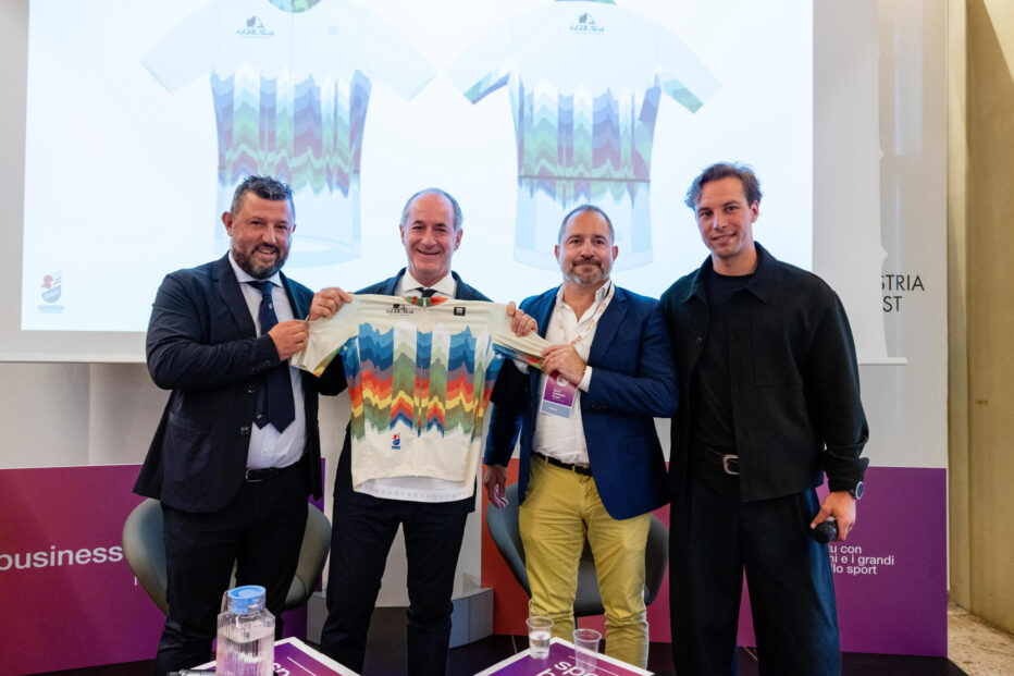 THE GREAT RIDE MILANO – CORTINA PARTE DAL VENETO: CONSEGNATA AL PRESIDENTE ZAIA LA PRIMA MAGLIA UFFICIALE