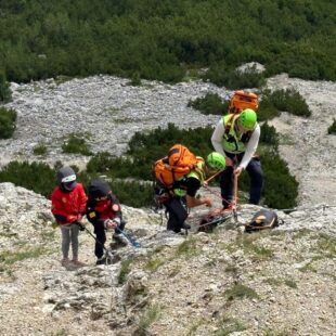 FORTE TEMPORALE, UNA DONNA COLPITA DA UN FULMINE E UNA FAMIGLIA RECUPERATA IN FERRATA