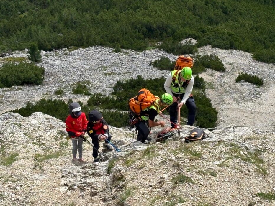 FORTE TEMPORALE, UNA DONNA COLPITA DA UN FULMINE E UNA FAMIGLIA RECUPERATA IN FERRATA