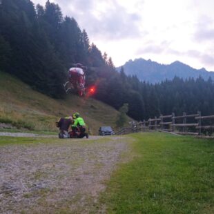 Scivolano in cresta e si infortunano