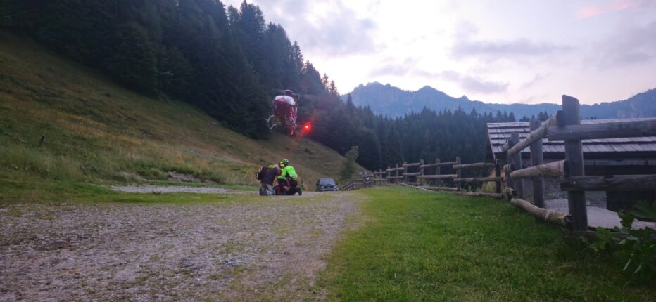 Scivolano in cresta e si infortunano