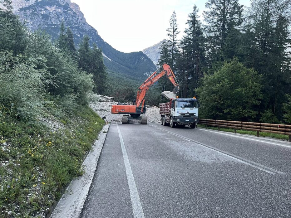 Chiusa la Statale 51 di Alemagna a Dogana Vecchia.