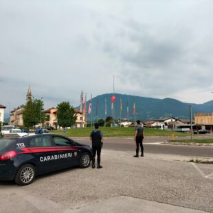Feltre: intimidiscono un minore per sottrargli le cuffie bluetooth. I Carabinieri arrestano i tre autori e recuperano il maltolto.