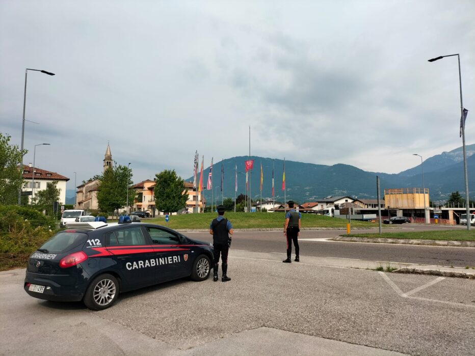 Feltre: intimidiscono un minore per sottrargli le cuffie bluetooth. I Carabinieri arrestano i tre autori e recuperano il maltolto.