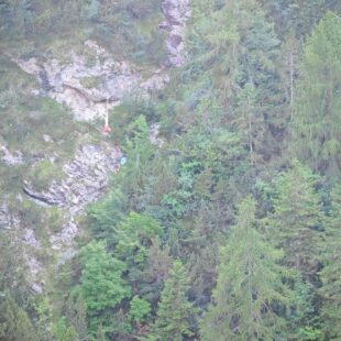 Precipita con il parapendio, pilota illeso