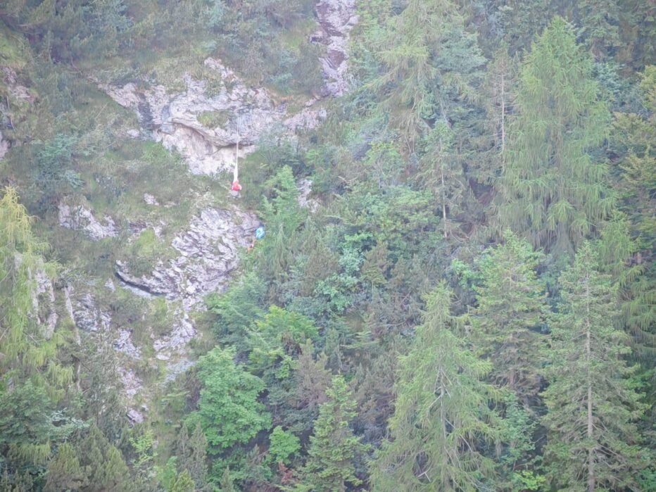 Precipita con il parapendio, pilota illeso
