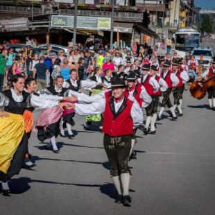A SAPPADA IL FINE SETTIMANA DEDICATO AL FESTIVAL INTERNAZIONALE DEL FOLKLORE