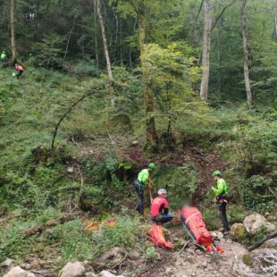 Scivola tra i sassi di un corso d’acqua e si fa male