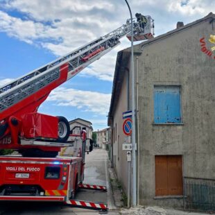 SETTEVILLE. INCENDIO DEI PANNELLI FOTOVOLTAICI SUL TETTO DI UN’ABITAZIONE IN LOCALITÀ QUERO