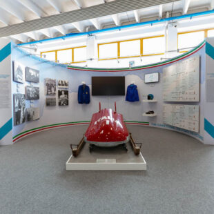 APERTA AL PUBBLICO LA MOSTRA ITINERANTE “SPORT E MONTAGNA TRA TRADIZIONE E INNOVAZIONE CORTINA D’AMPEZZO. LE DUE OLIMPIADI”