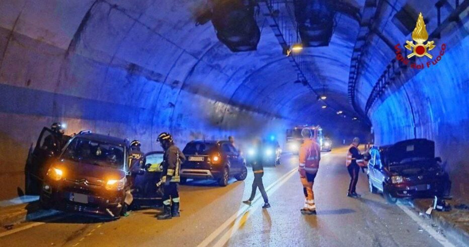 INCIDENTE STRADALE NELLA GALLERIA DELLE ANIME. TRE FERITI