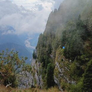 Perde la traccia e si ferma sopra salti di roccia: recuperato escursionista
