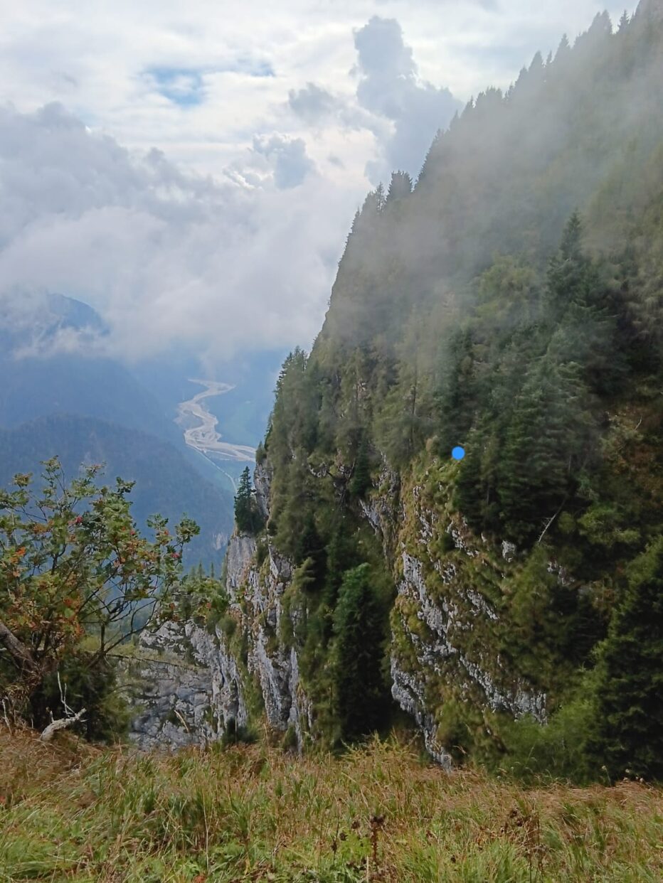 Perde la traccia e si ferma sopra salti di roccia: recuperato escursionista