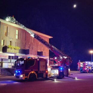 INCENDIO DEL TETTO DI UN EDIFICIO