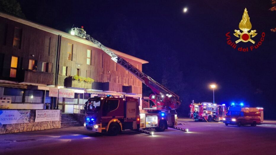 INCENDIO DEL TETTO DI UN EDIFICIO