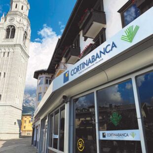 CORTINABANCA conferma i Bandi 2025: sostegno concreto a studenti meritevoli e realtà locali impegnate nel sociale e nella sostenibilità.