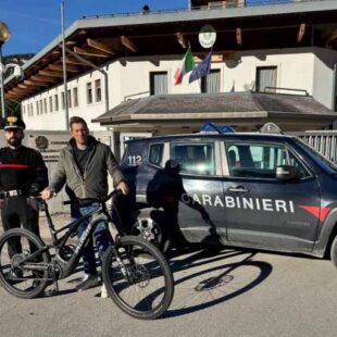 Ruba una bici elettrica da 14.500 euro, scappa ed aggredisce il negoziante: arrestato dai Carabinieri di Cortina.