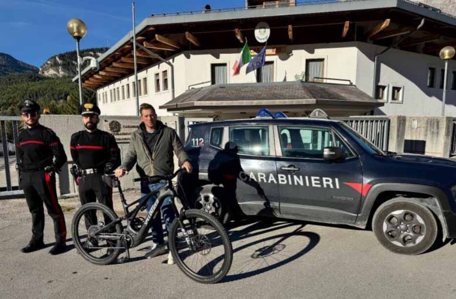 Ruba una bici elettrica da 14.500 euro, scappa ed aggredisce il negoziante: arrestato dai Carabinieri di Cortina.