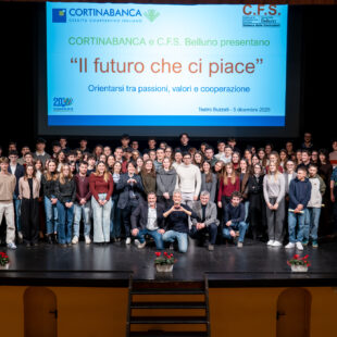 Il professor Vincenzo Schettini incanta il pubblico in una serata dedicata ai giovani, ai valori e alla cooperazione