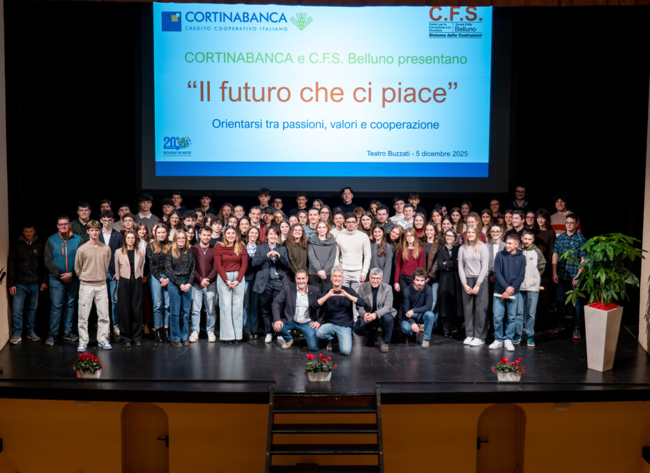 Il professor Vincenzo Schettini incanta il pubblico in una serata dedicata ai giovani, ai valori e alla cooperazione