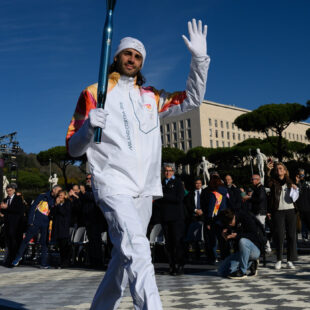AL VIA IL VIAGGIO DELLA FIAMMA OLIMPICA: MILANO CORTINA 2026 ILLUMINA ROMA