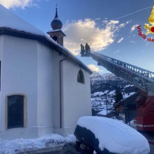 I VIGILI DEL FUOCO RIMUOVONO LA NEVE DAL TETTO DELLA CHIESA DI SANT’ANTONIO