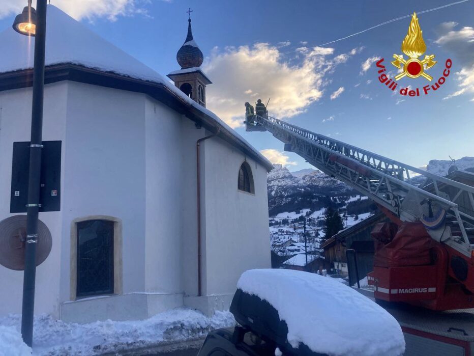 I VIGILI DEL FUOCO RIMUOVONO LA NEVE DAL TETTO DELLA CHIESA DI SANT’ANTONIO