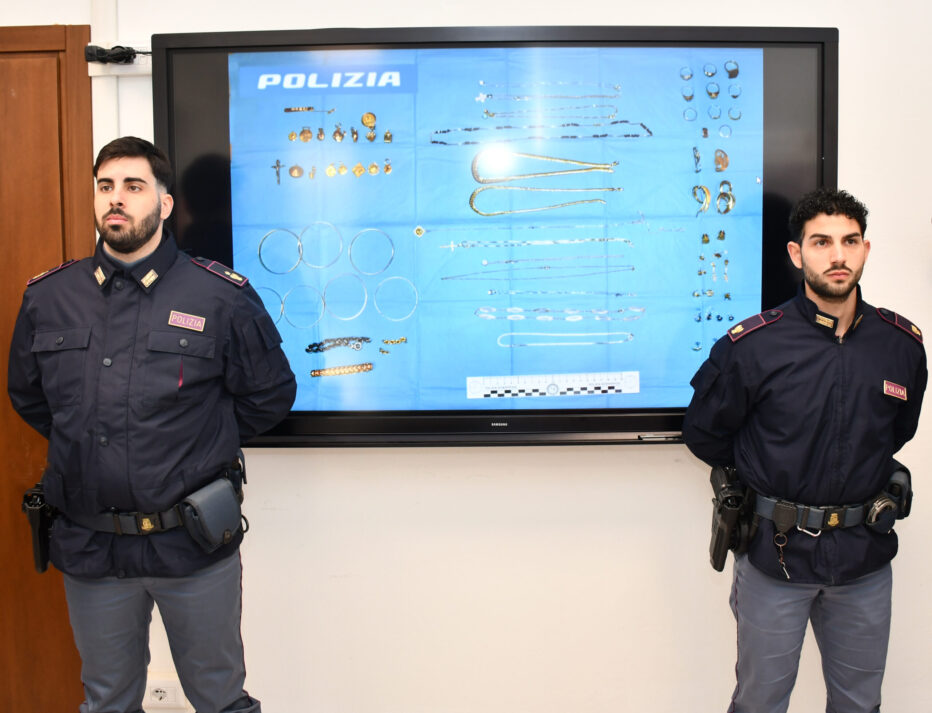 Truffano un’anziana con il metodo del finto Carabiniere: arrestati dalla Polizia di Stato.