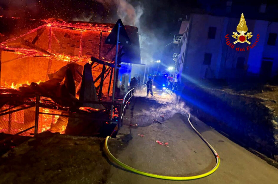 VENAS DI CADORE. INCENDIO IN UN EDIFICIO RESIDENZIALE. EVACUATE 13 PERSONE