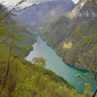 Recuperate due ragazze sotto la cima del Monte Sperone