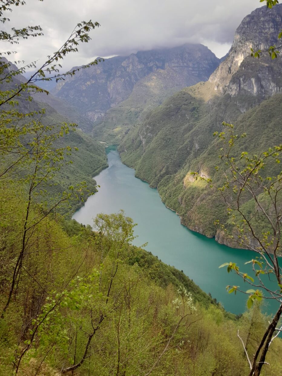 Recuperate due ragazze sotto la cima del Monte Sperone