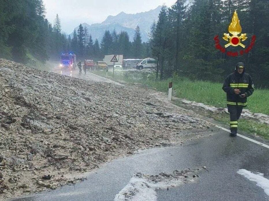 CORTINA D’AMPEZZO (BL) – FRANA SULLA SR 48 LOCALITA’ POCOL: STRADA CHIUSA IN ENTRAMBE LE DIREZIONI