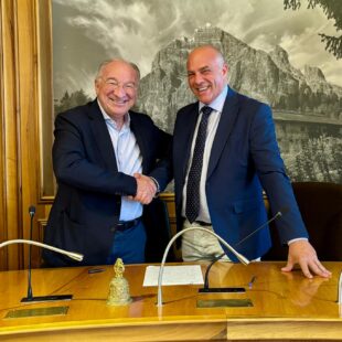 CORTINA D’AMPEZZO: FIRMATA LA CONVENZIONE PER LA CASA DEL PERSONALE SANITARIO. UN PASSO DECISIVO PER IL FUTURO DEL NUOVO OSPEDALE